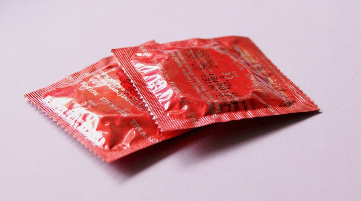 Røde kondomer ligger på et bord