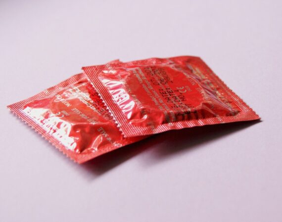Røde kondomer ligger på et bord