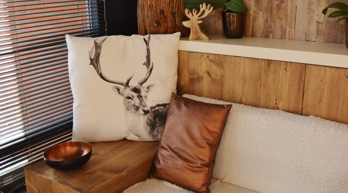 Sofa med brunt tema og puder