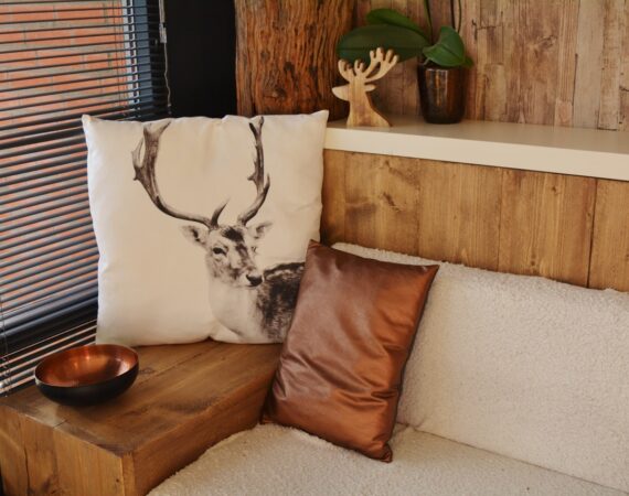 Sofa med brunt tema og puder